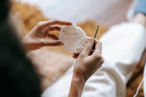 como começar no crochê - mulher crochetando