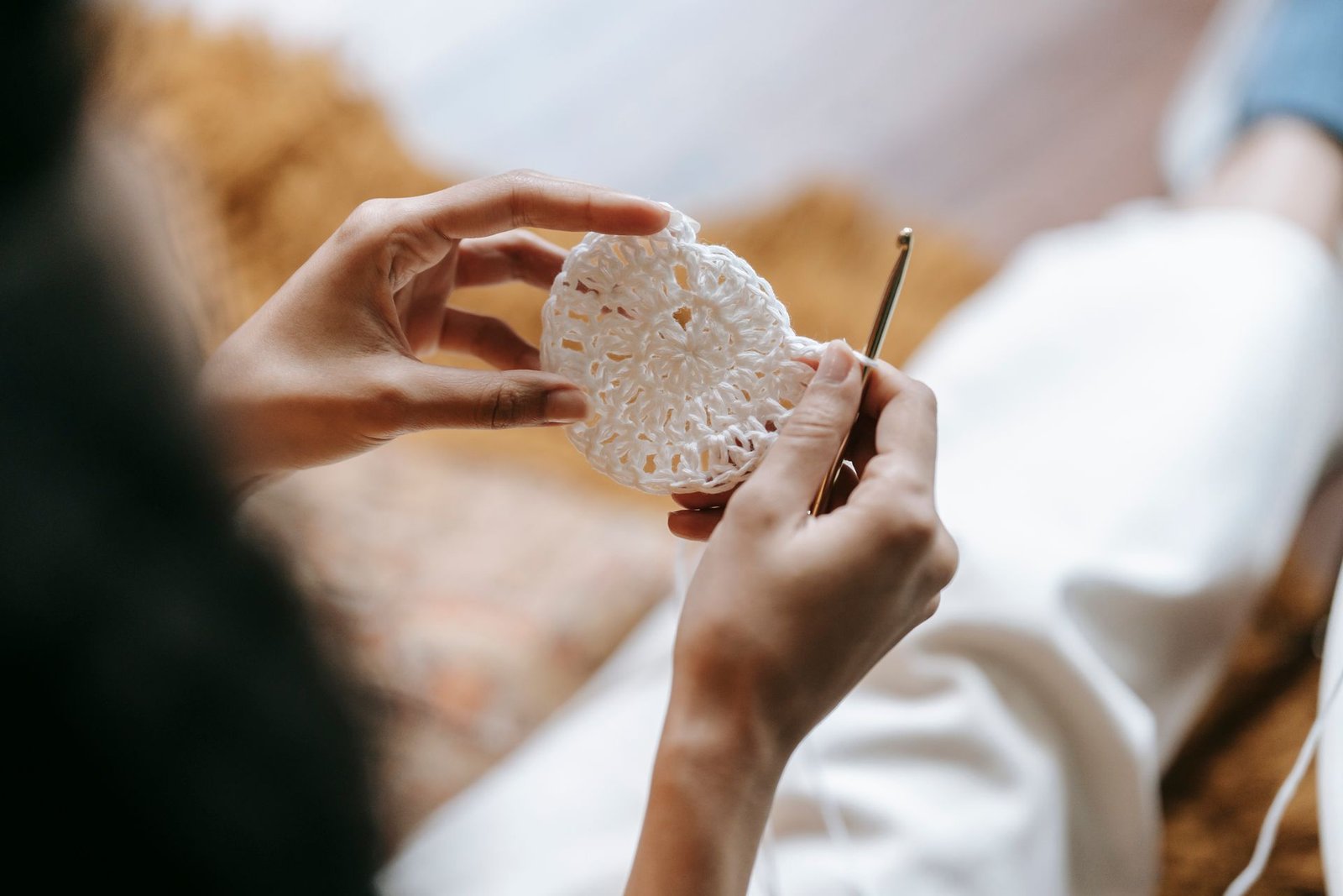 como começar no crochê - mulher crochetando